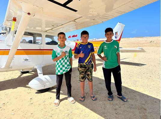 Les enfants sous l aile de l avion